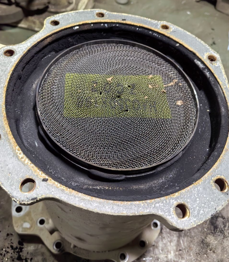 Сажевый фильтр Hyundai HD до удаления — засоренный элемент